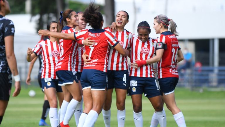 Jugadoras de Chivas celebrando un gol vs Necaxa