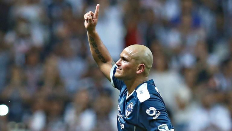 Chupete Suazo durante su juego de despedida