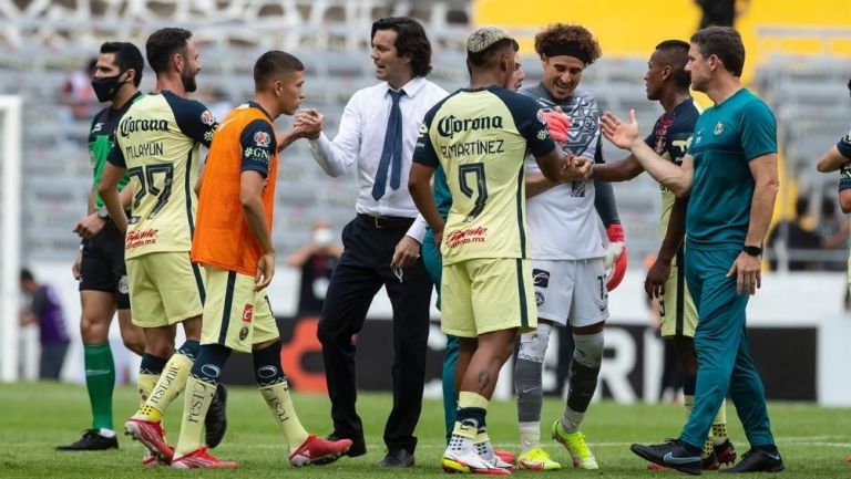 Solari hablando con sus jugadores