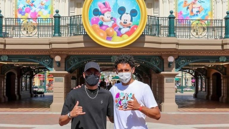 Neymar y Marquinhos posan en Disneyland París