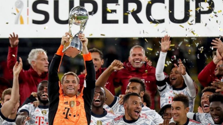 Manuel Neuer levantando la Supercopa