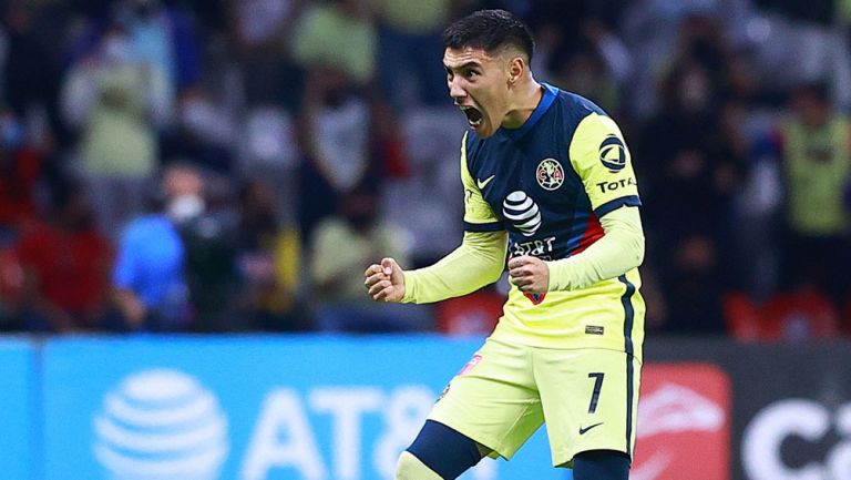 Leonardo Suárez festeja un gol con América 