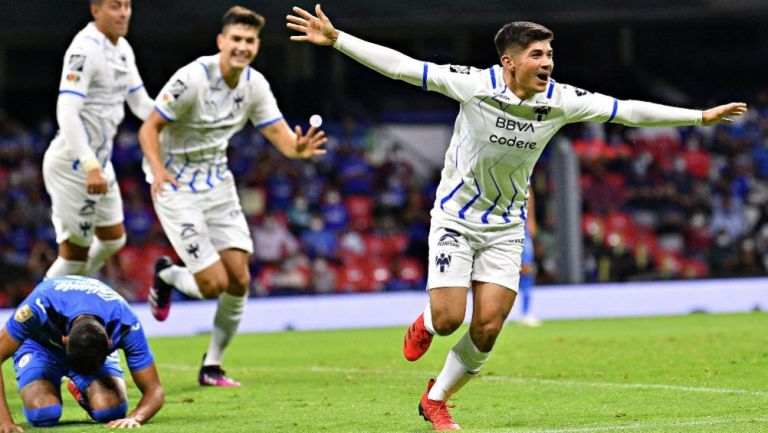 Alvarado festejando el gol del empate ante Cruz Azul