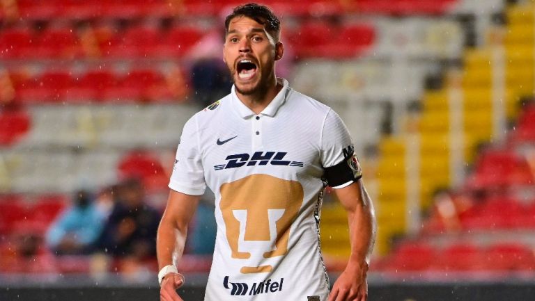 Nicolás Freire reacciona durante partido frente a Necaxa