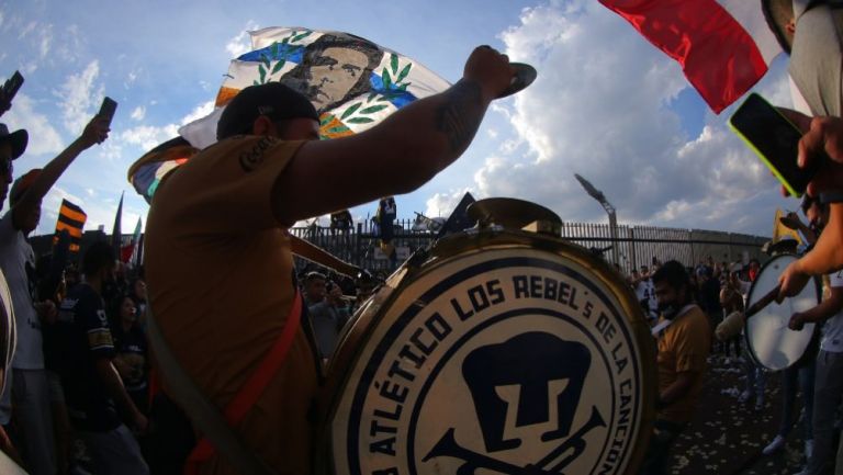 Aficionados auriazules previo a un partido de Pumas