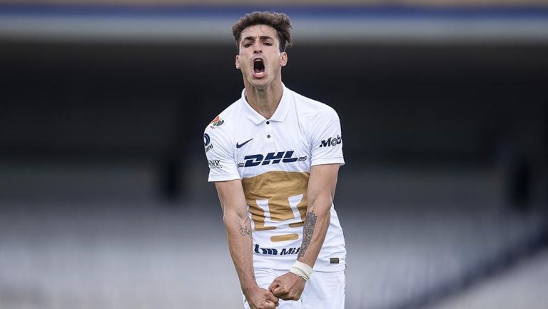 Juan Ignacio Dinenno festeja un gol con Pumas