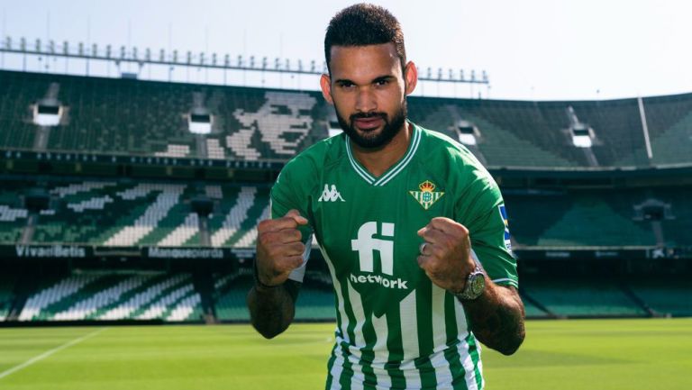 Willian José posa con la camiseta del Betis 