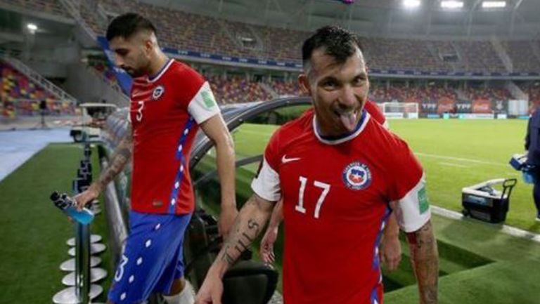 Gary Medel enseña la lengua en su camino a los vestidores