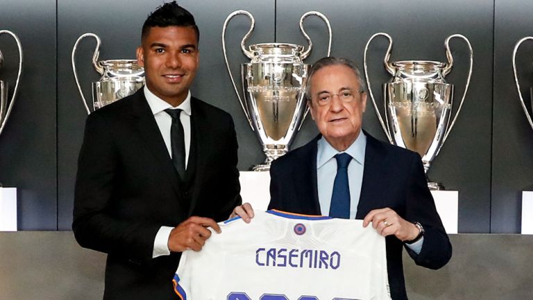 Casemiro y Florentino Pérez tras la renovación del brasileño