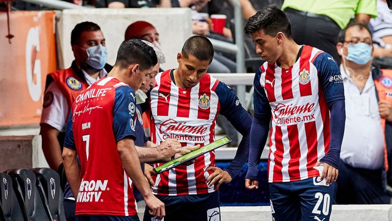 Vucetich da instrucciones a los jugadores de Chivas