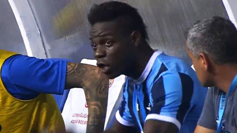 Balotelli muestra su molestia tras ser sustituido  