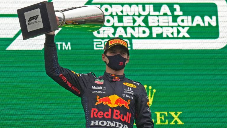 Max Verstappen levanta trofeo de primer lugar en el GP de Bélgica