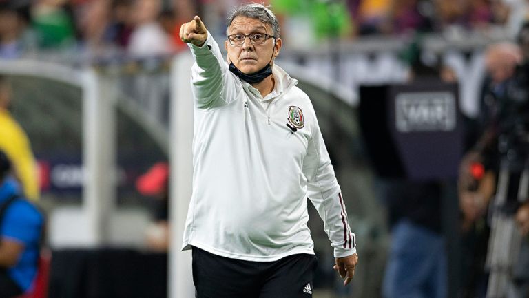 Tata Martino da indicaciones en un juego del Tri