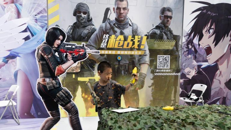 Niño de China disfruta de una partida de videojuegos