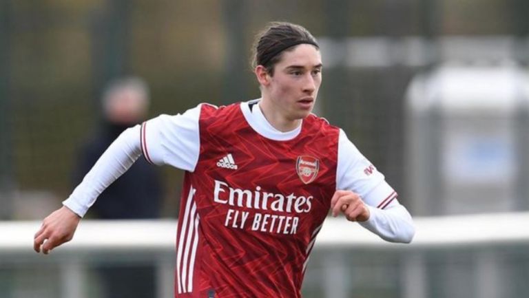 Marcelo Flores durante un partido con Arsenal Sub 18