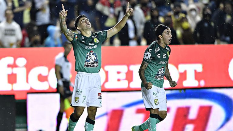 Jugadores de León festejan un gol