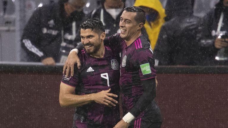 Henry Martín y Rogelio Funes Mori festejan el gol vs Jamaica