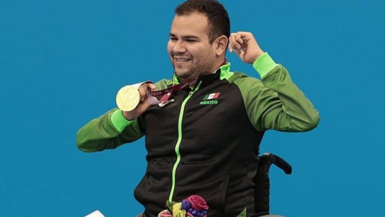 Diego López Díaz posa con la medalla de Oro en los Juegos Paralímpicos de Tokio 2020 