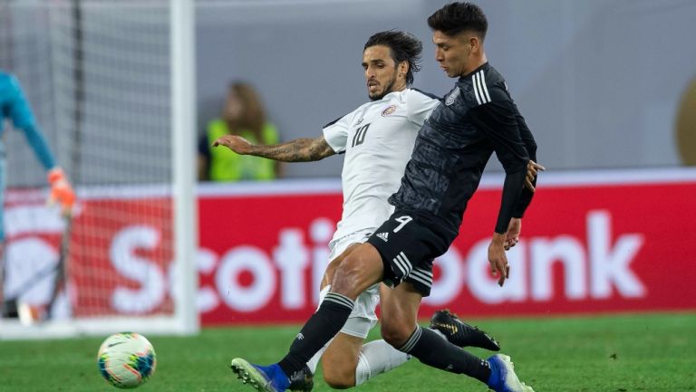 Bryan Ruiz de Costa Rica  pelea el balón frente a Edson Álvarez de México