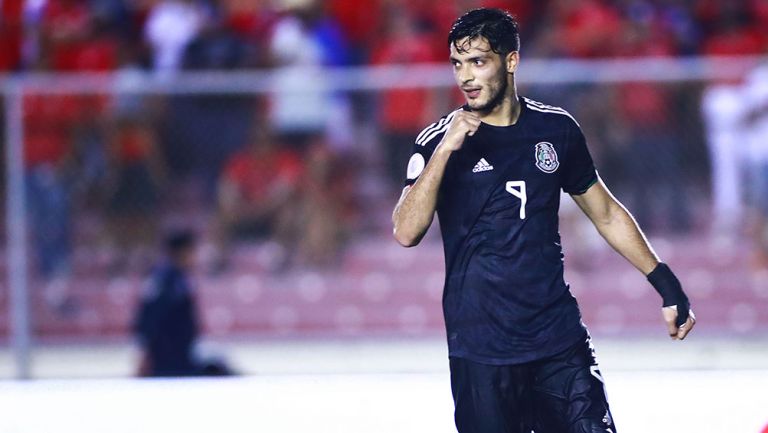 Raúl Jiménez en partido con la Selección Mexicana 