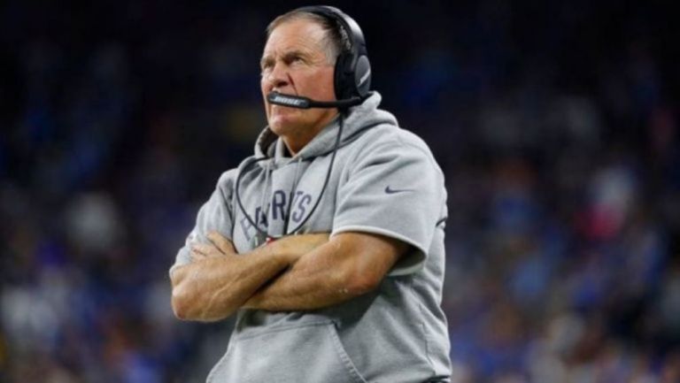 Belichick observa un partido de los Patriots