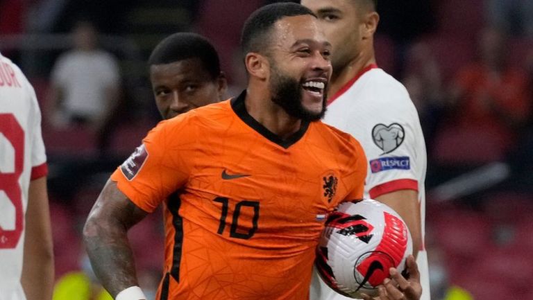 Memphis Depay en festejo con Países Bajos