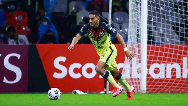 Sebastián Cáceres durante un partido con América