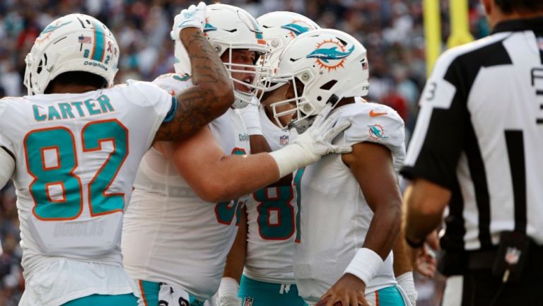 Tua celebrando con sus compañeros su touchdown