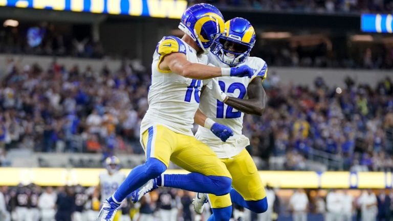 Jugadores de los Rams celebran ante los Bears