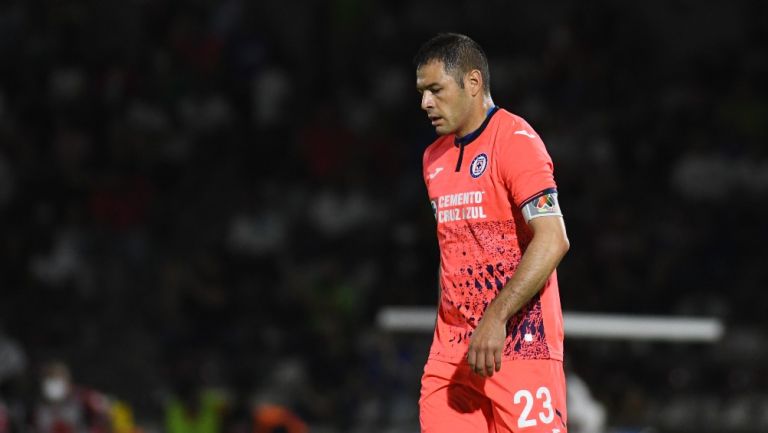 Pablo Aguilar durante un partido con Cruz Azul