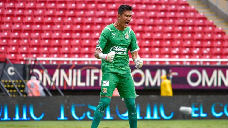 Raúl Gudiño durante un partido con Chivas