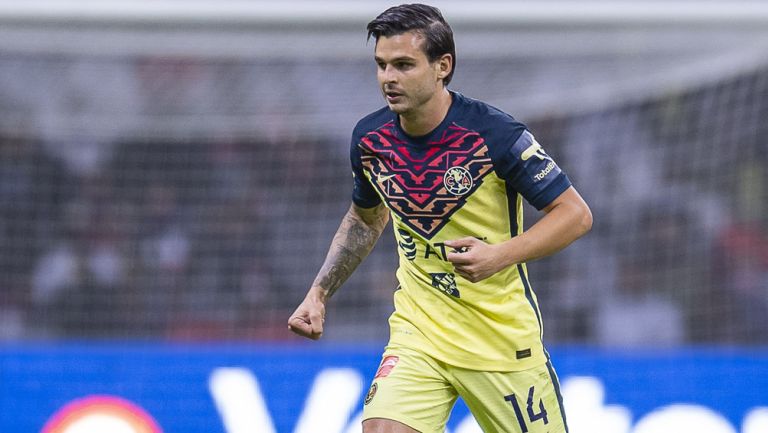 Nicolás Benedetti durante un duelo con el América 