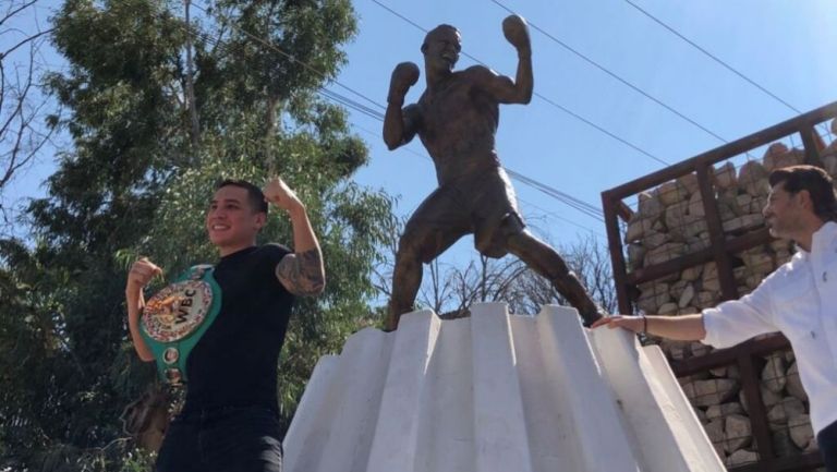 Óscar Valdez homenajeado en Nogales