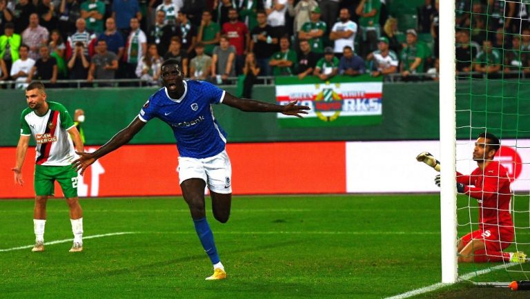 Paul Onuachu del Genk celebra anotación en Europa League