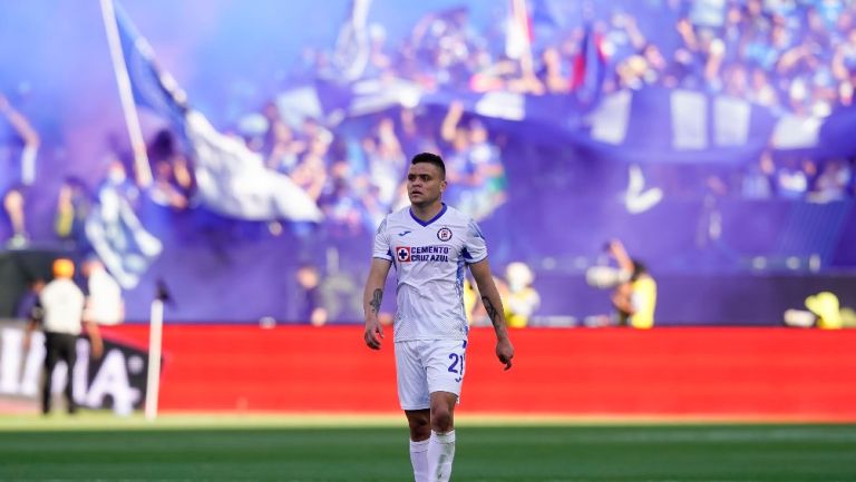 Jonathan Rodríguez durante un partido con Cruz Azul