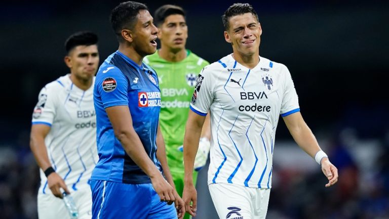 Luis Romo de Cruz Azul junto a Héctor Moreno de Rayados reaccionan durante partido