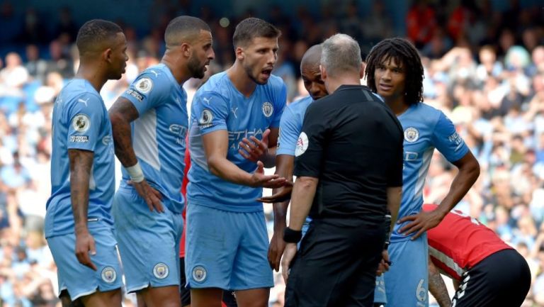 Jugadores del Manchester City discutiendo con el árbitro