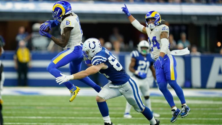 Rams en acción frente a los Indianapolis Colts en la temporada regular de la NFL 