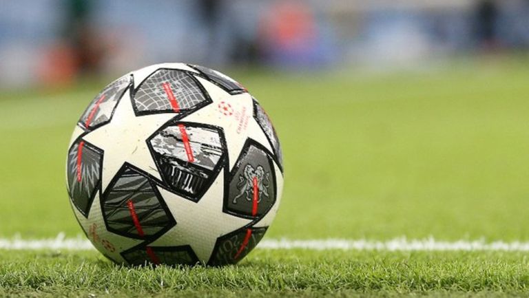 Balón en partido de la UEFA