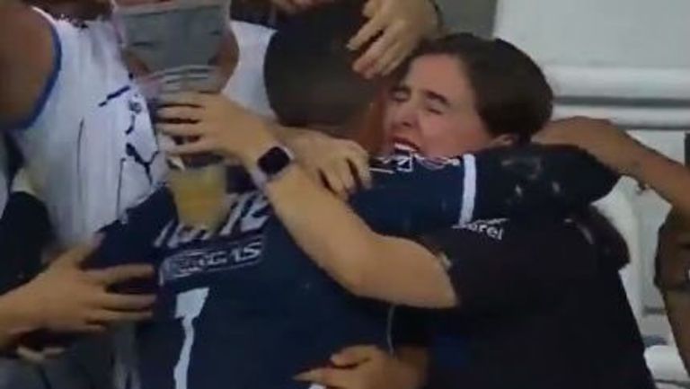 Rogelio Funes Mori abraza a aficionada de Rayados