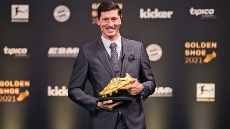 Robert Lewandowski posa con la Bota de Oro