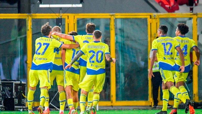 Jugadores de la Juventus celebrando un gol vs Spezia