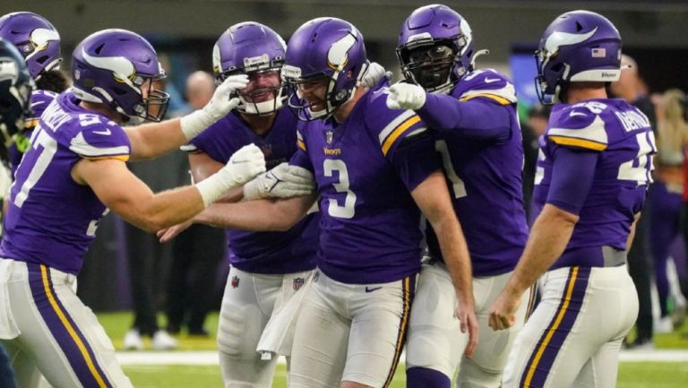 Jugadores de los Vikings festejan el triunfo