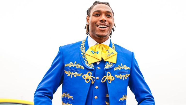 Jalen Ramsey vestido con un traje de mariachi