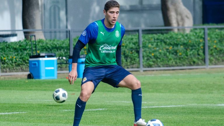 Luis Olivas durante calentamiento con las Chivas