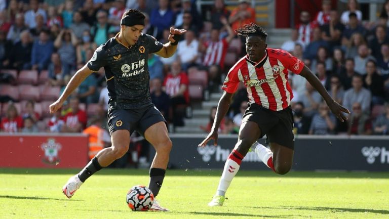 Raúl Jiménez en acción con el Wolverhampton 