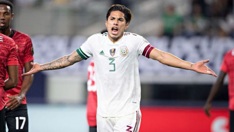 Carlos Salcedo durante un partido con el Tri