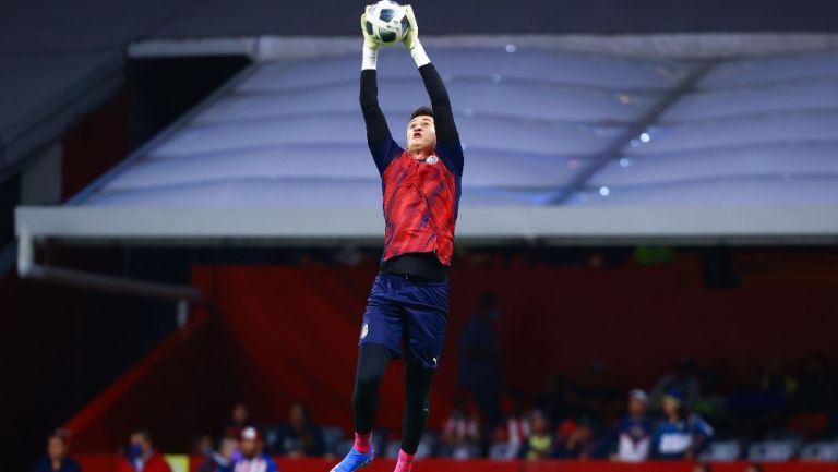 Raúl Gudiño durante calentamiento con las Chivas