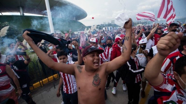 Afición de Chivas en el Akron