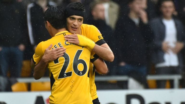 Raúl Jiménez festejando un gol con Hwang